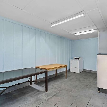 Rodeway Inn & Suites Брукхейвен Экстерьер фото