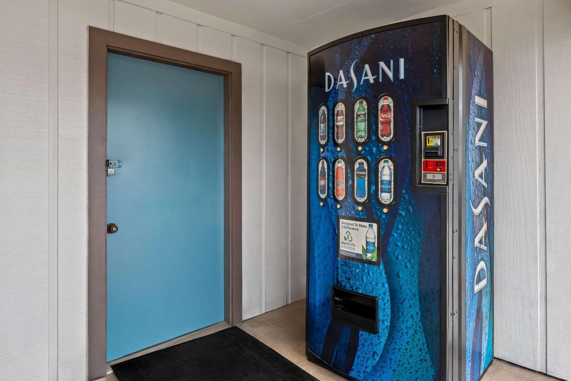 Rodeway Inn & Suites Брукхейвен Экстерьер фото