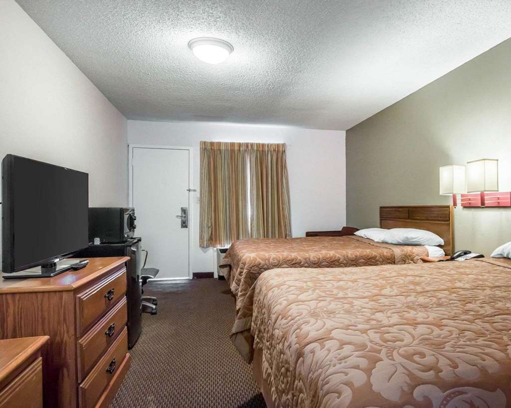 Rodeway Inn & Suites Брукхейвен Номер фото